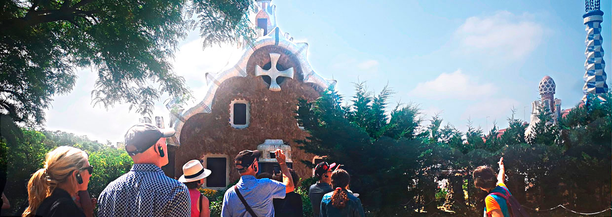 DISFRUTA DE LA EXPERIENCIA COMPLETA CON NUESTRAS VISITAS GUIADAS DISFRUTA DE LA EXPERIENCIA COMPLETA CON NUESTRAS VISITAS GUIADAS