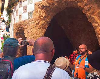 GAUDEIX DE L'EXPERIÈNCIA COMPLETA AMB LES NOSTRES VISITES GUIADES GAUDEIX DE L'EXPERIÈNCIA COMPLETA AMB LES NOSTRES VISITES GUIADES