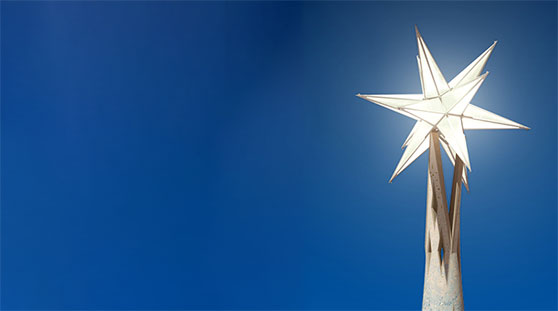 El Park Güell se suma a los actos de la culminación de la torre de la Virgen Maria de la Sagrada Familia y forma parte de un vídeo musical. El Park Güell se suma a los actos de la culminación de la torre de la Virgen Maria de la Sagrada Familia y forma parte de un vídeo musical.