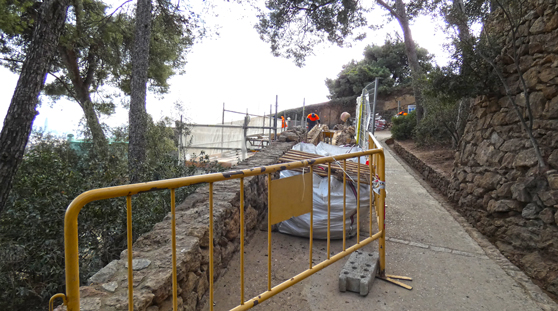 Conserving walls along the paths in Park Güell Conserving walls along the paths in Park Güell