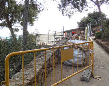 Conservem el murs dels camins del Park Güell Conservem el murs dels camins del Park Güell