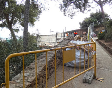 Conserving walls along the paths in Park Güell