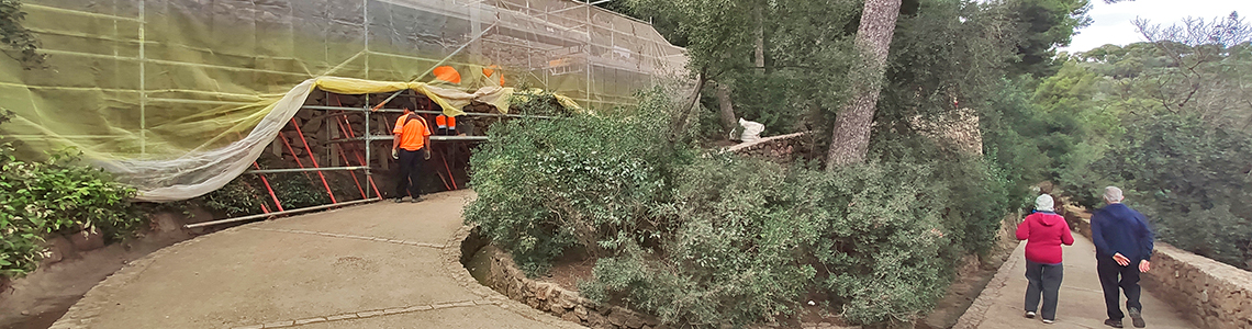 Propping up the mur de les Llàgrimes [Wall of Tears] and renovating the path