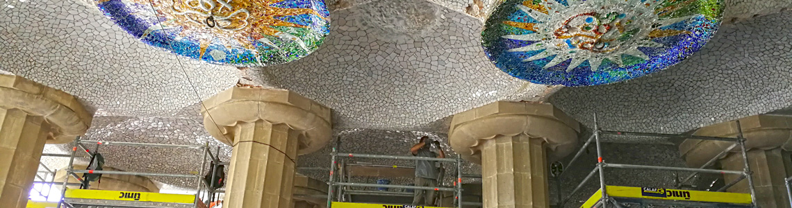 Fuente De Agua De Antoni Gaudi En El Parque Guell, Barcelona