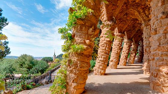 El Park Güell continua oferint visites guiades al setembre amb promoció en les visites en català
