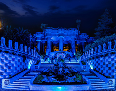 El Park Güell s’ha sumat a Barcelona 2026, Capital Mundial de l’Arquitectura, il·luminant per primer cop de color blau, el color de la UNESCO, els pavellons d’entrada, l’escalinata del drac i la Sala Hipòstila