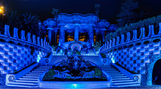 El Park Güell s’il·lumina de blau per donar la benvinguda a Barcelona 2026 Capital Mundial de l’Arquitectura