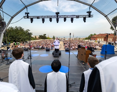 Park Güell hosts a concert by the Escolania de Montserrat open to the public